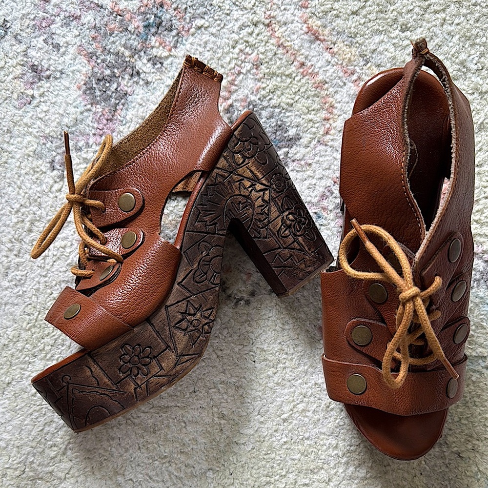 Free People carved platform clogs 🤎